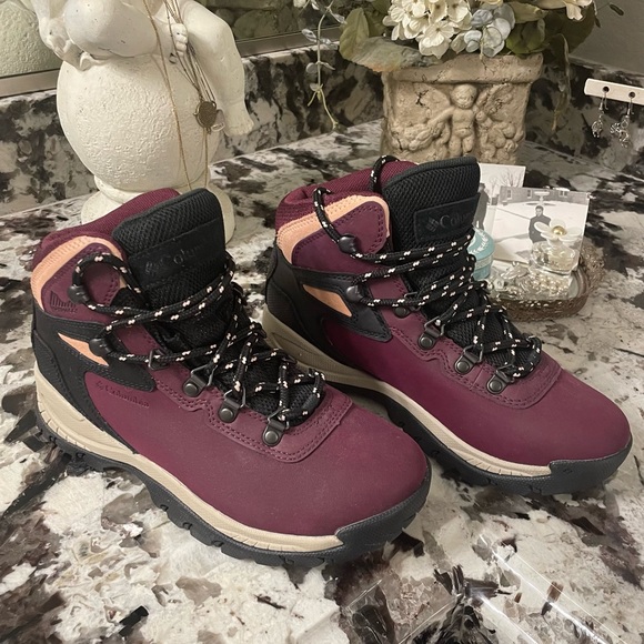 NWOB Columbia Women's Newton Ridge Plus in Marionberry Black Size 6.5 - Picture 3 of 11